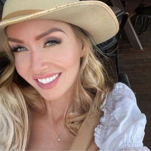 Meet your Posher, Caroline